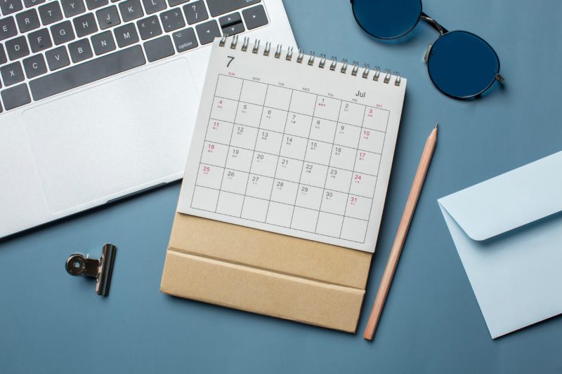 flat-lay-calendar-laptop-arrangement